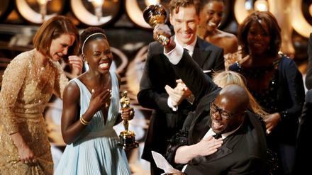 Schauspielerin Lupita Nyong’o (l.) und Filmemacher Steve McQueen (r.) mit ihren Goldjungen für „12 Years a Slave“. Den Oscar für den besten Film gewann erstmals ein schwarzer Regisseur, zwei weitere Trophäen gingen an das Sklavendrama.
