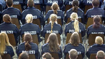 Polizistinnen dürfen nun auch Brustimplantate haben.