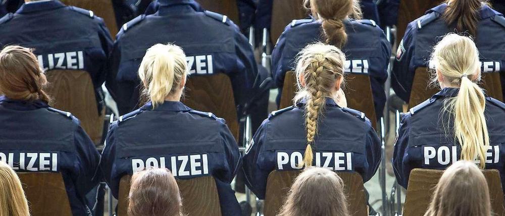 Polizistinnen dürfen nun auch Brustimplantate haben.