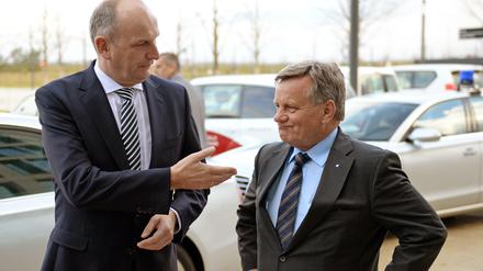 Ruhe bitte! Eines haben Dietmar Woidke (l.) und Hartmut Mehdorn gemeinsam: Sie zweifeln die Planfeststellung an.