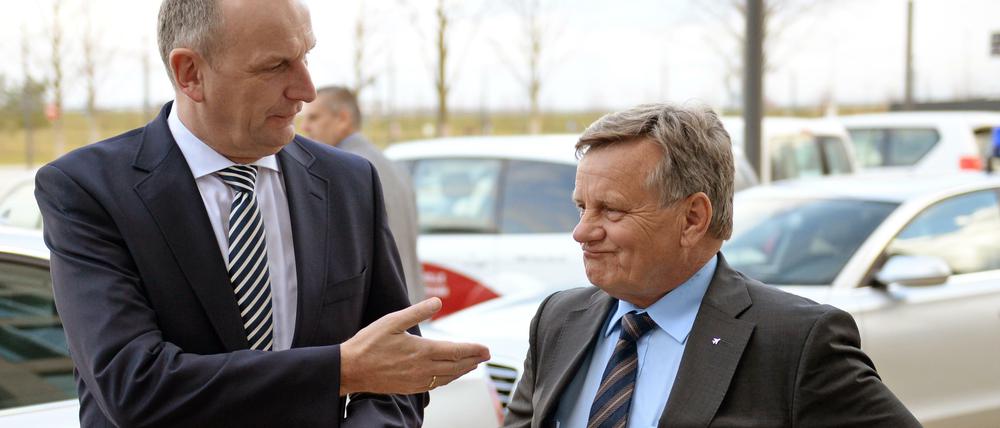 Ruhe bitte! Eines haben Dietmar Woidke (l.) und Hartmut Mehdorn gemeinsam: Sie zweifeln die Planfeststellung an. 
