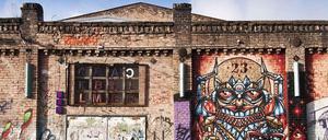Graffiti an einer Fassade auf dem RAW-Gelände in der Revaler Straße.