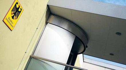 Das Amt: Die Forderung, er möge sich zum Ausgang begeben (im Bild eine Tür des Bundeskriminalamts in Wiesbaden) hat BKA-Chef Ziercke zurückgewiesen.