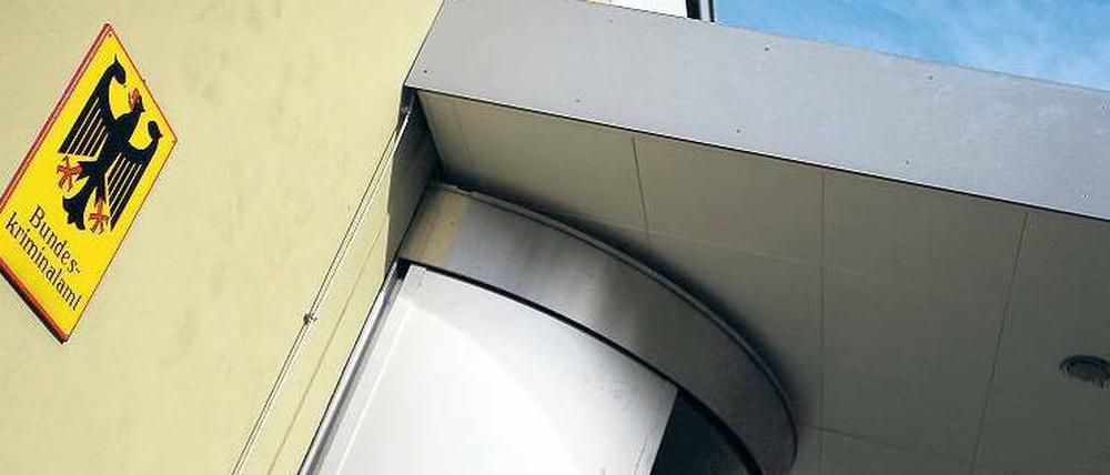Das Amt: Die Forderung, er möge sich zum Ausgang begeben (im Bild eine Tür des Bundeskriminalamts in Wiesbaden) hat BKA-Chef Ziercke zurückgewiesen.