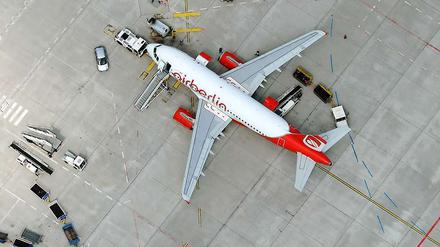 Wo ist das Terminal? In Tegel gibt es immer mehr Flugzeuge - oft müssen die Passagiere deswegen Bus fahren.