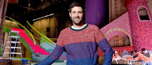 Pretty in Pink. Stephan Prattes vor seinem im Bau befindlichen Bühnenbild für "Clivia" an der Komischen Oper.