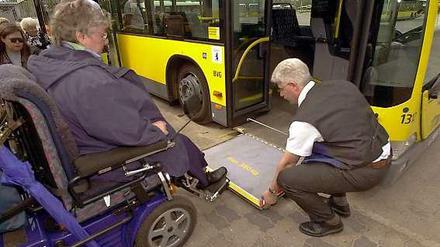 Längst nicht bei allen Bussen funktioniert das Einsteigen für Rollstuhlfahrer so reibungslos wie hier bei einer BVG-Schulung.