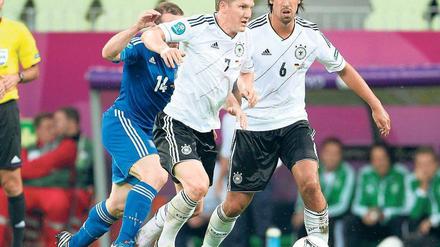 Wer braucht hier wen? Sami Khedira (r.) schleppte bei der EM 2012 seinen Nebenmann Bastian Schweinsteiger mit durch und genießt trotz langer Verletzung einen Bonus.