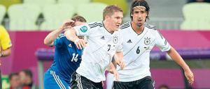 Wer braucht hier wen? Sami Khedira (r.) schleppte bei der EM 2012 seinen Nebenmann Bastian Schweinsteiger mit durch und genießt trotz langer Verletzung einen Bonus.