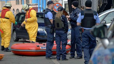 Polizisten und Bergungskräfte am Fundort in Berlin-Mitte.