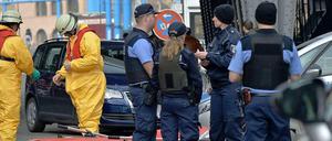 Polizisten und Bergungskräfte am Fundort in Berlin-Mitte.