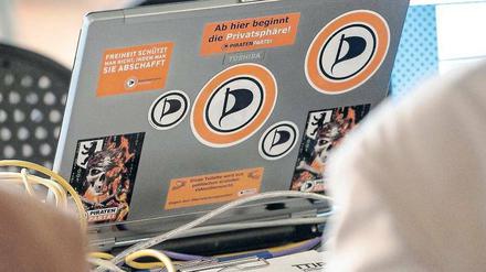 Mein Computer gehört mir. Die Piraten setzen sich auch mit Aufklebern für Bürgerrechte im Internet ein. Bei anderen Themen bräuchten sie allerdings mal ein Update.