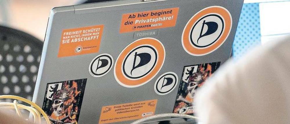 Mein Computer gehört mir. Die Piraten setzen sich auch mit Aufklebern für Bürgerrechte im Internet ein. Bei anderen Themen bräuchten sie allerdings mal ein Update.