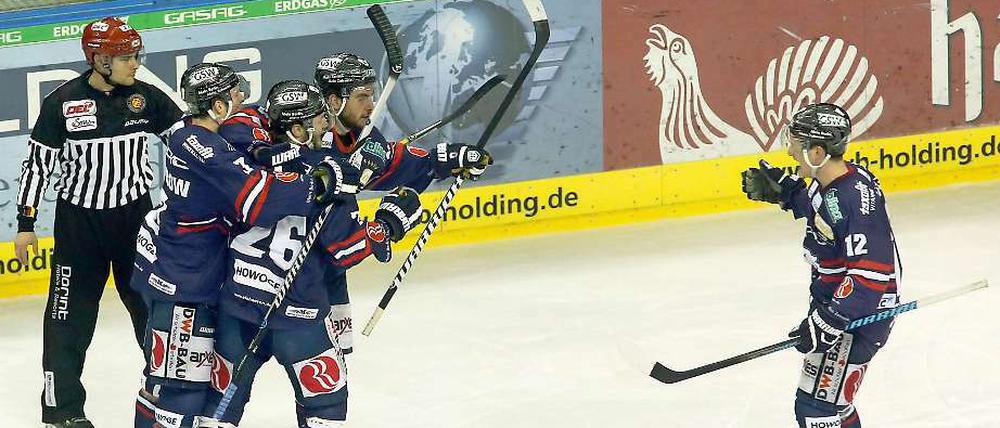 Grund zum Jubel: Mit dem überzeugenden Sieg über Augsburg qualifizierten sich die Eisbären für die Pre-Play-offs.