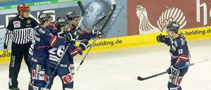 Grund zum Jubel: Mit dem überzeugenden Sieg über Augsburg qualifizierten sich die Eisbären für die Pre-Play-offs.