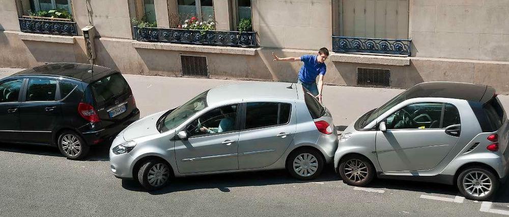 Stoßstange an Stoßstange. Wenn die Parklücke zu klein ist, hilft auch die beste Parkeinweisung nicht.