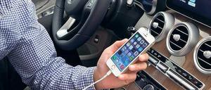 Alles drin. Mit dem neuen Apple-System Car-Play, das iPhone und Navi des Autos verbindet, kann man Musik hören, navigieren, Nachrichten empfangen und telefonieren.