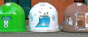 Bring's weg! Die Verwerter wollen, dass die Flaschen zu den Iglus gebracht werden.