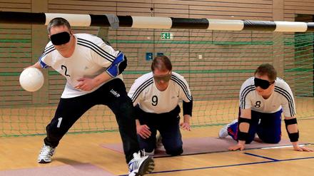 Torjäger. Steffen Bülth (links) beim Training des Berliner Blinden- und Sehbehindertensportvereins. Der 42-jährige Informatikkaufmann wohnt in Friedrichshain. 