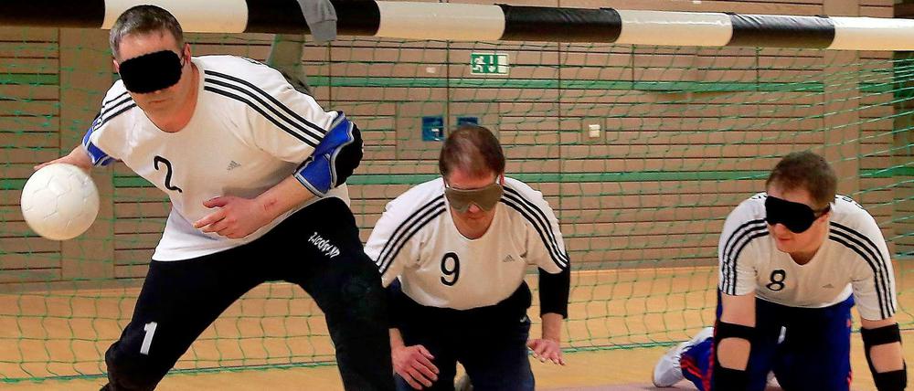 Torjäger. Steffen Bülth (links) beim Training des Berliner Blinden- und Sehbehindertensportvereins. Der 42-jährige Informatikkaufmann wohnt in Friedrichshain. 