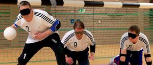 Torjäger. Steffen Bülth (links) beim Training des Berliner Blinden- und Sehbehindertensportvereins. Der 42-jährige Informatikkaufmann wohnt in Friedrichshain.