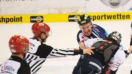 Alles gegeben: Travis Turnbull (hinten) und Julian Talbot (vorn) beim Stelldichein auf dem Eis.