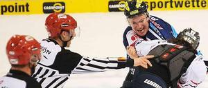 Alles gegeben: Travis Turnbull (hinten) und Julian Talbot (vorn) beim Stelldichein auf dem Eis.