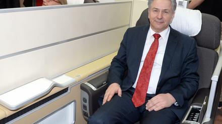 Bereit zum Abflug? Hier probiert Klaus Wowereit lediglich einen neuen Flugzeugsitz auf der ITB aus.