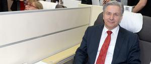 Bereit zum Abflug? Hier probiert Klaus Wowereit lediglich einen neuen Flugzeugsitz auf der ITB aus.