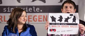 Die Berliner Integrationssenatorin Dilek Kolat (SPD) und Jörg Steinert, Geschäftsführer vom Lesben- und Schwulenverband Berlin-Brandenburg, stellen die Plattform "Berlin-gegen-Nazis.de" vor.