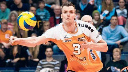 Robert Kromm, 29, spielt nach sieben Jahren im Ausland, vor allem bei mehreren italienischen Klubs, wieder in Berlin bei den BR Volleys und gewann mit ihnen in der vergangenen Saison die Meisterschaft. Der Außenangreifer ist 2,12 Meter groß. An diesem Mittwoch empfängt er mit den Volleys im letzten Heimspiel der Hauptrunde CV Mitteldeutschland (19.30 Uhr, Max-Schmeling-Halle). 