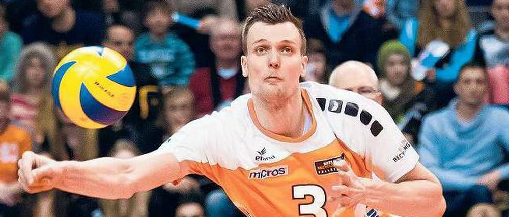 Robert Kromm, 29, spielt nach sieben Jahren im Ausland, vor allem bei mehreren italienischen Klubs, wieder in Berlin bei den BR Volleys und gewann mit ihnen in der vergangenen Saison die Meisterschaft. Der Außenangreifer ist 2,12 Meter groß. An diesem Mittwoch empfängt er mit den Volleys im letzten Heimspiel der Hauptrunde CV Mitteldeutschland (19.30 Uhr, Max-Schmeling-Halle).