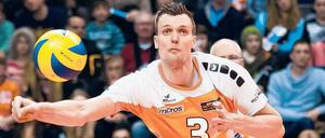 Robert Kromm, 29, spielt nach sieben Jahren im Ausland, vor allem bei mehreren italienischen Klubs, wieder in Berlin bei den BR Volleys und gewann mit ihnen in der vergangenen Saison die Meisterschaft. Der Außenangreifer ist 2,12 Meter groß. An diesem Mittwoch empfängt er mit den Volleys im letzten Heimspiel der Hauptrunde CV Mitteldeutschland (19.30 Uhr, Max-Schmeling-Halle). 