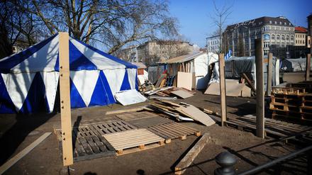 Gekommen, um zu bleiben? Die Befestigung des Flüchtlingscamps am Oranienplatz mit Holzlatten hat die politische Kontroverse um das Lager verschärft. 