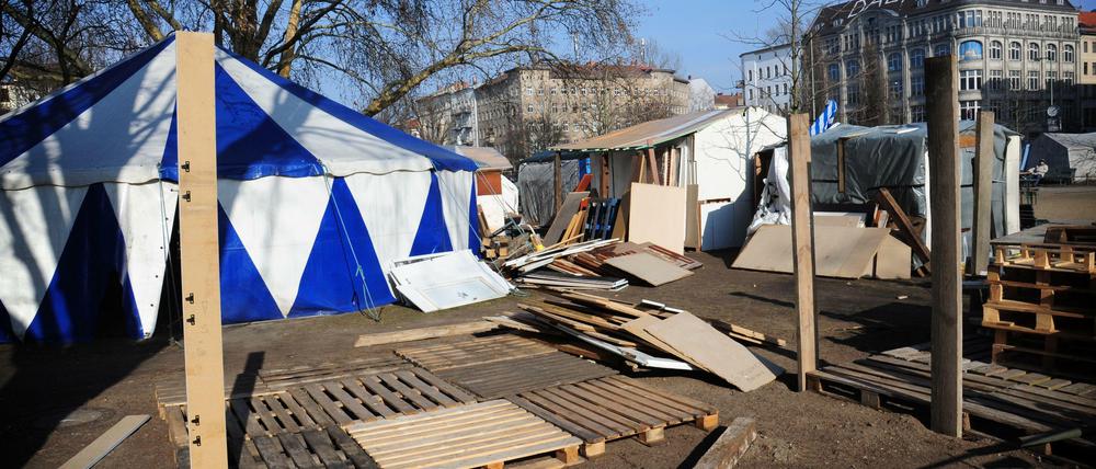 Gekommen, um zu bleiben? Die Befestigung des Flüchtlingscamps am Oranienplatz mit Holzlatten hat die politische Kontroverse um das Lager verschärft.