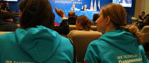 Reporterinnen der Paralympics Zeitung bei der Pressekonferenz des ukrainischen Teams.