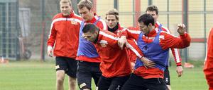 Hinein ins Getümmel: Der Kampf um den Aufstieg in die Bundesliga ist so spannend wie lange nicht. Und der 1. FC Union will kräftig mitmischen. Entsprechend entschlossen gingen die Spieler im Training an die Arbeit.