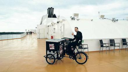 Alles sauber an Bord. Servicekraft an Deck der „Viking Grace“.