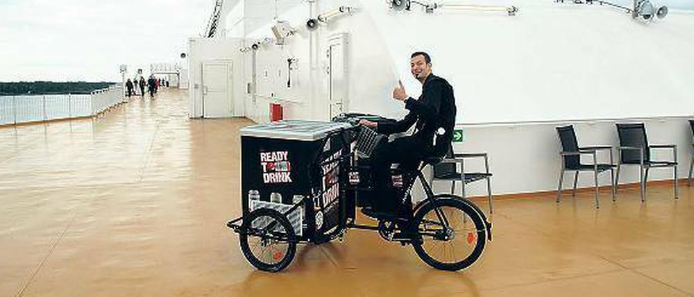 Alles sauber an Bord. Servicekraft an Deck der „Viking Grace“.