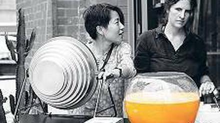 Mittagstisch: Asako Iwama und Lauren Maurer kochen fürs Team.