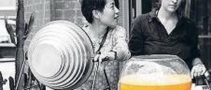 Mittagstisch: Asako Iwama und Lauren Maurer kochen fürs Team.