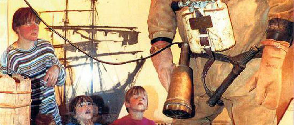 Da staunste. Im Cuxhavener Museum ist die riesige Figur eines Wracktauchers in Uralt-Montur ausgestellt.