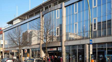 Schmökern statt Shoppen? Bezirkspolitiker möchten das einstige Hertie-Kaufhaus an der Schöneberger Hauptstraße zur Bücherei machen. 
