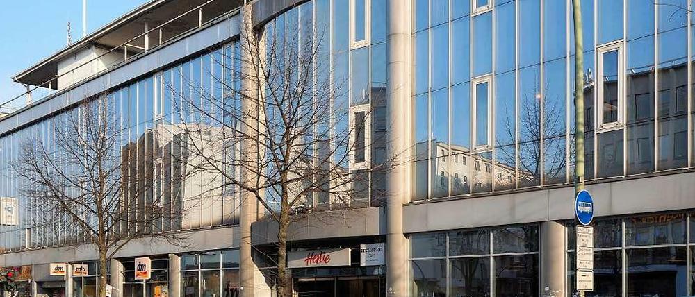Schmökern statt Shoppen? Bezirkspolitiker möchten das einstige Hertie-Kaufhaus an der Schöneberger Hauptstraße zur Bücherei machen.