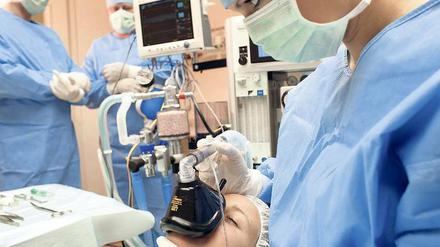 Eine Patientin wird in Narkose versetzt.