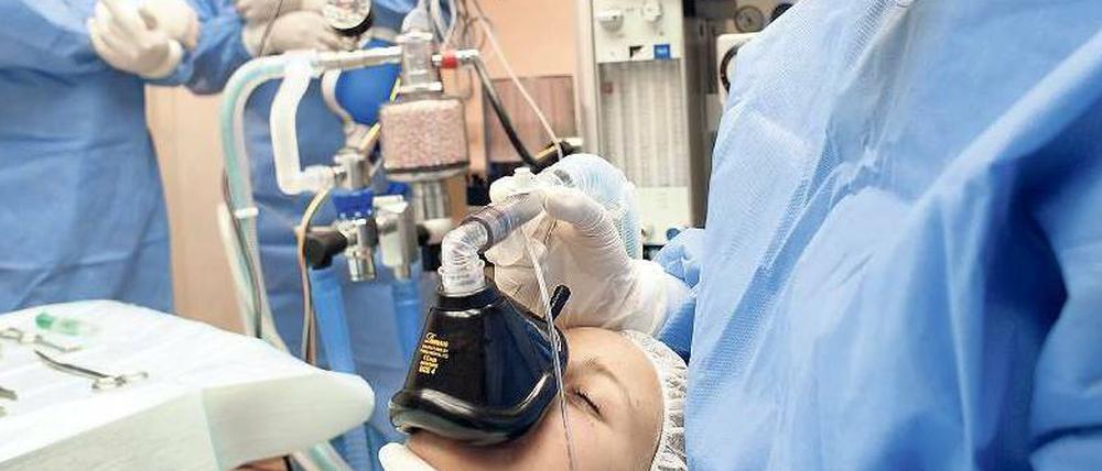 Eine Patientin wird in Narkose versetzt.