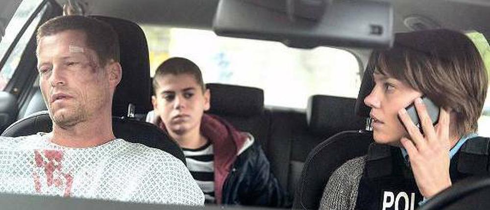 Ein Held kennt keine Pause. Nick Tschiller (Til Schweiger, links) ist schwer verletzt. Eigentlich. Aber das Böse wartet. Also geht es im Krankenhauskittel weiter. Kollegin Kallwey (Britta Hammelstein) ruft Hilfe, Mehmet (Berkant Öztürk) wartet ab. Foto: NDR