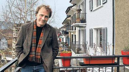 Alex Capus auf seinem Balkon.