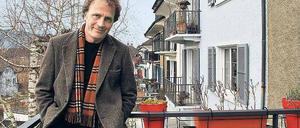 Alex Capus auf seinem Balkon.