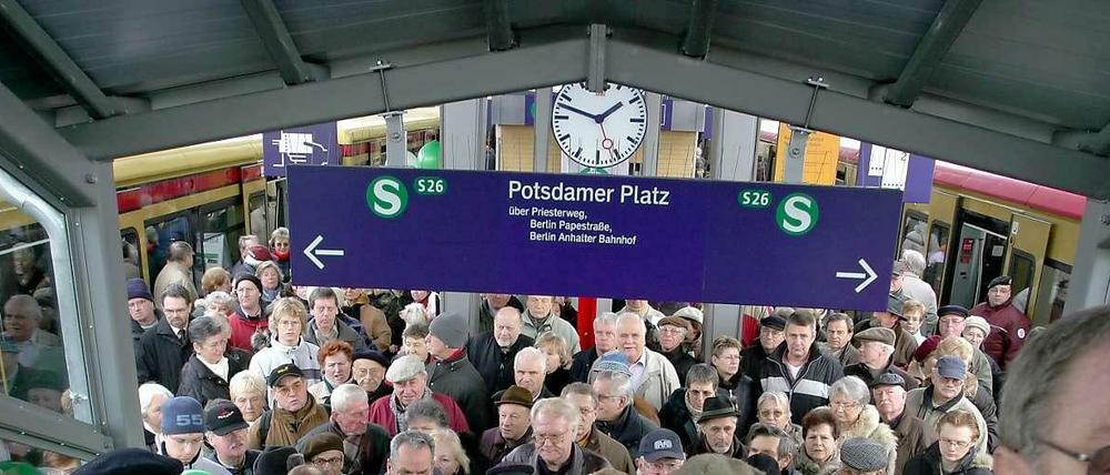 Heissa! Berufsverkehr? Nicht ganz, die Herren kamen zur Eröffnung des S-Bahnhofs Teltow-Stadt 2005. Wird die Linie bis Stahnsdorf verlängert?